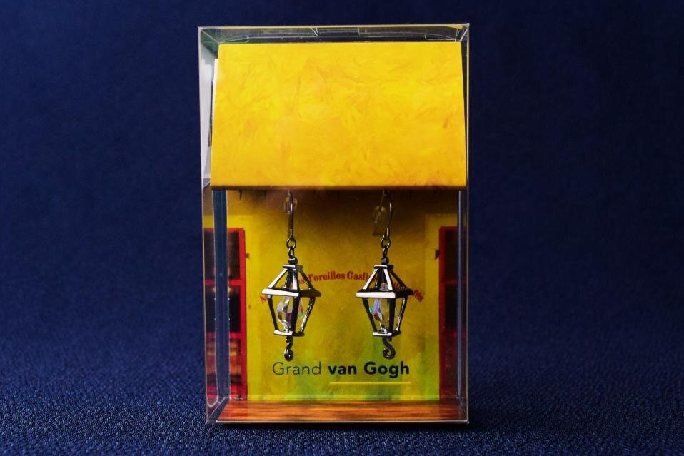 ゴッホ《夜のカフェテラス》イメージの“ガス灯”ピアス＆“星が浮かぶ