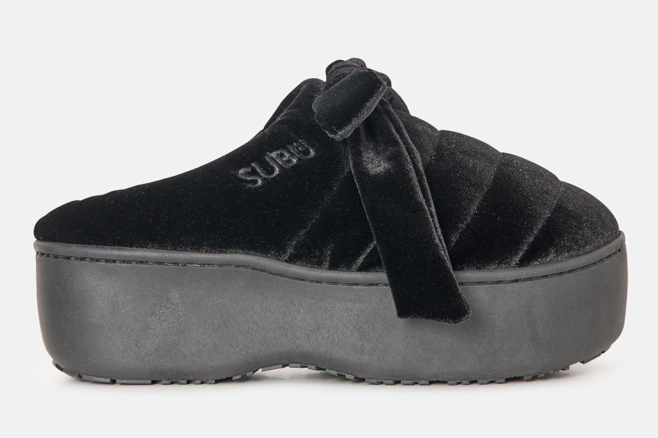 ぬいぐるみ風”ファー＆ベルベットリボンの厚底サンダル、スブ×ルシェル