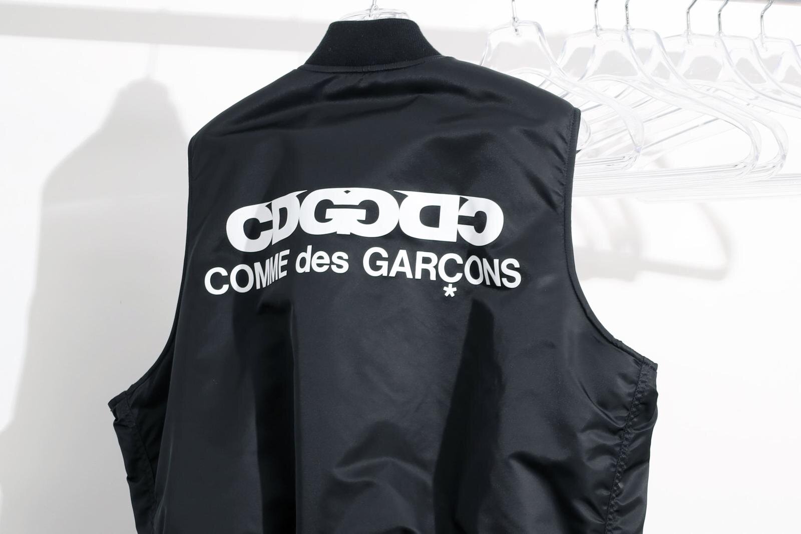 CDGロゴ入りブラックのMA-1ベスト、アルファ インダストリーズとコラボ