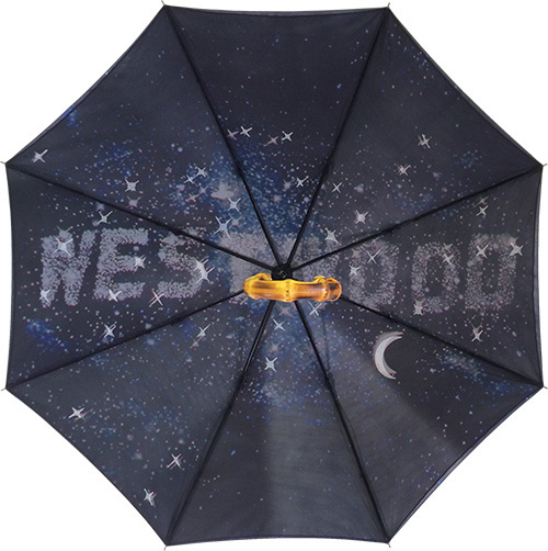 ヴィヴィアン・ウエストウッドの内側にプリントを施したユニークな雨傘