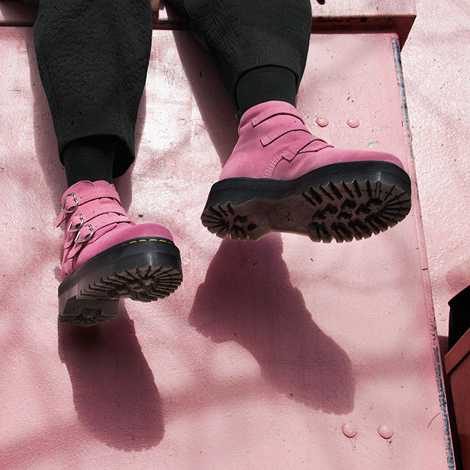 ドクターマーチン×レイジー・オーフのコラボブーツ、ハート型バックル