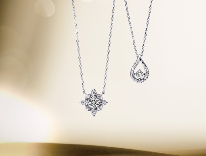 4℃のクリスマス限定ジュエリー、ダイヤモンド輝く“ヤドリギの葉