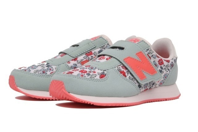 キャス キッドソン×ニューバランスのコラボシューズ、小花模様を