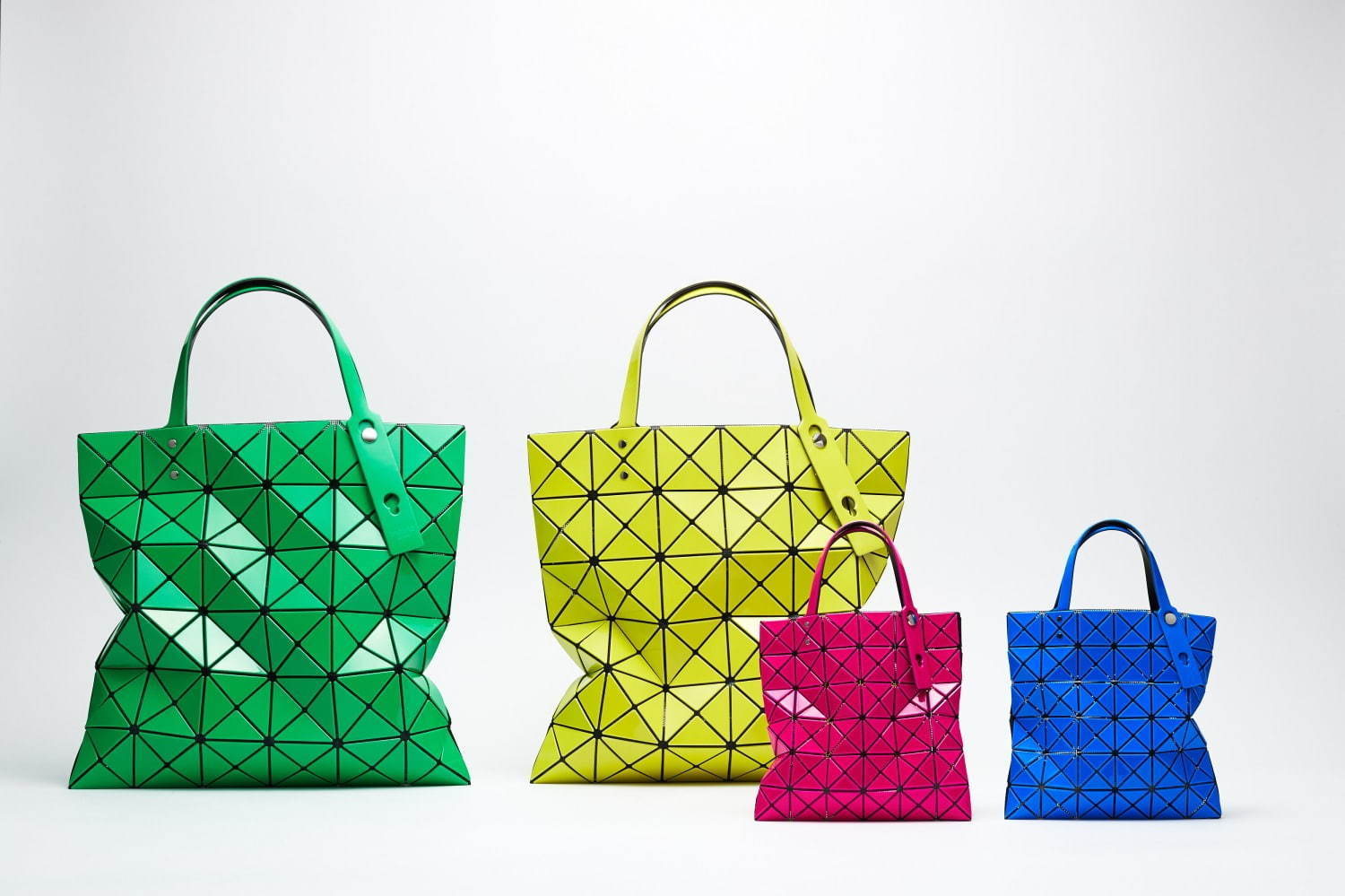 BAO BAO ISSEY MIYAKE“4分の1”サイズの限定ミニバッグ、定番トートや