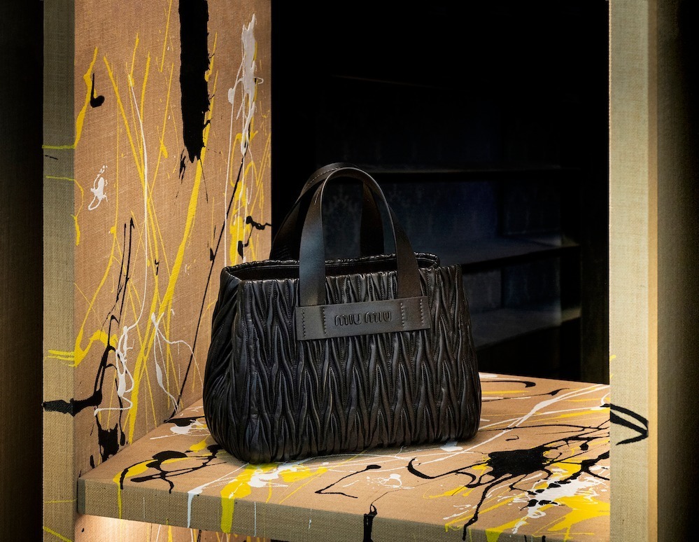 ミュウミュウから新作“花柄”ハンドバッグや初のステーショナリー