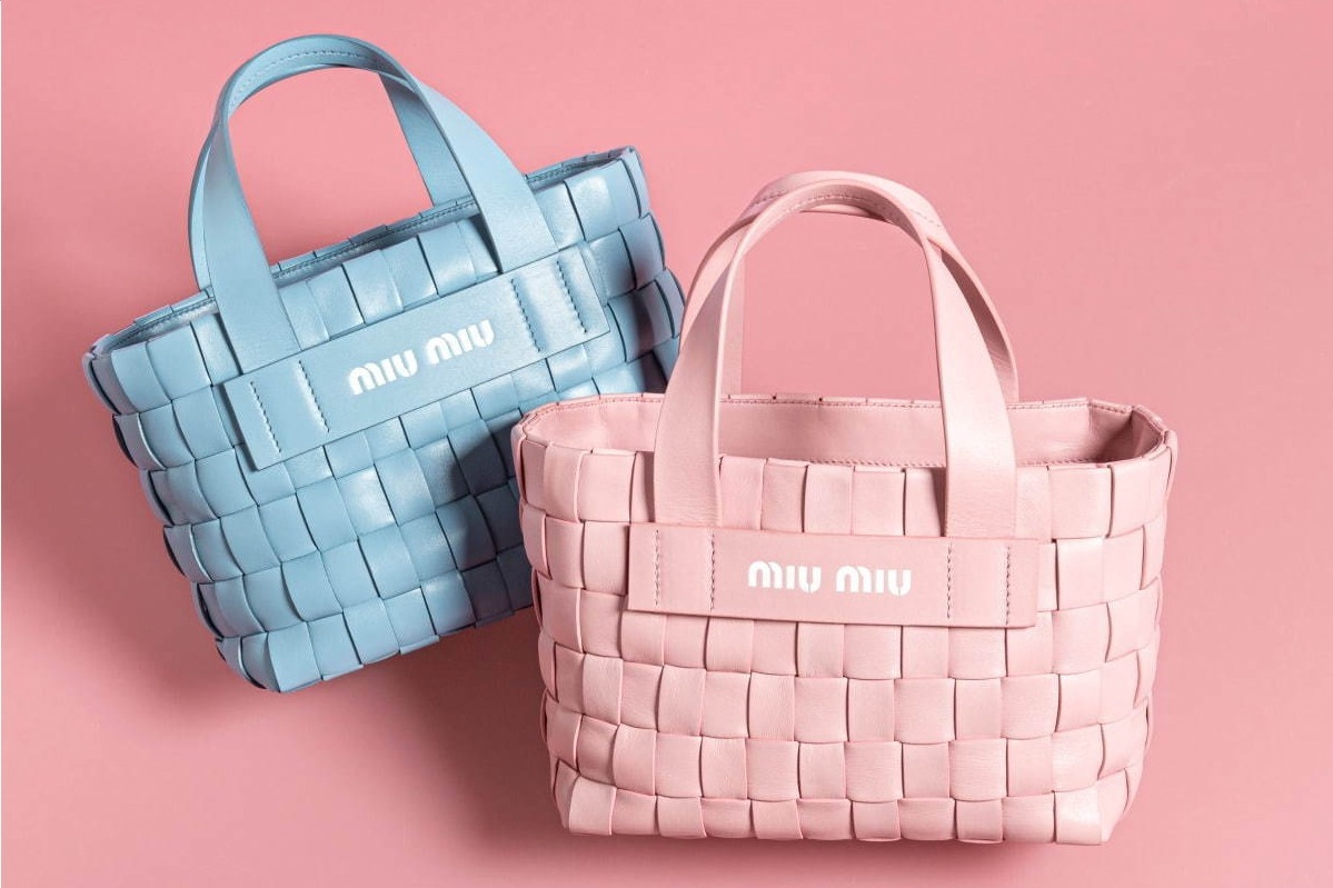 ミュウミュウ、レザーを編み込んだ「イントレッチオ」バッグを阪急