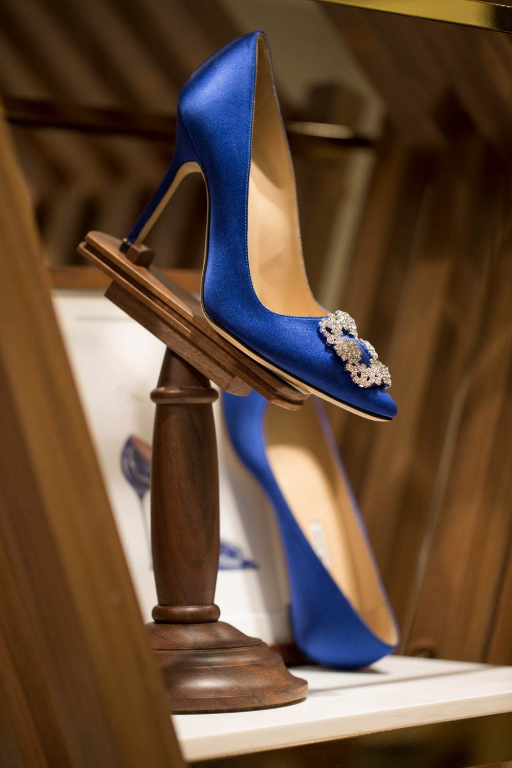 マノロ ブラニク“ホワイトクリスタル”を配した限定パンプス「ハンギシ