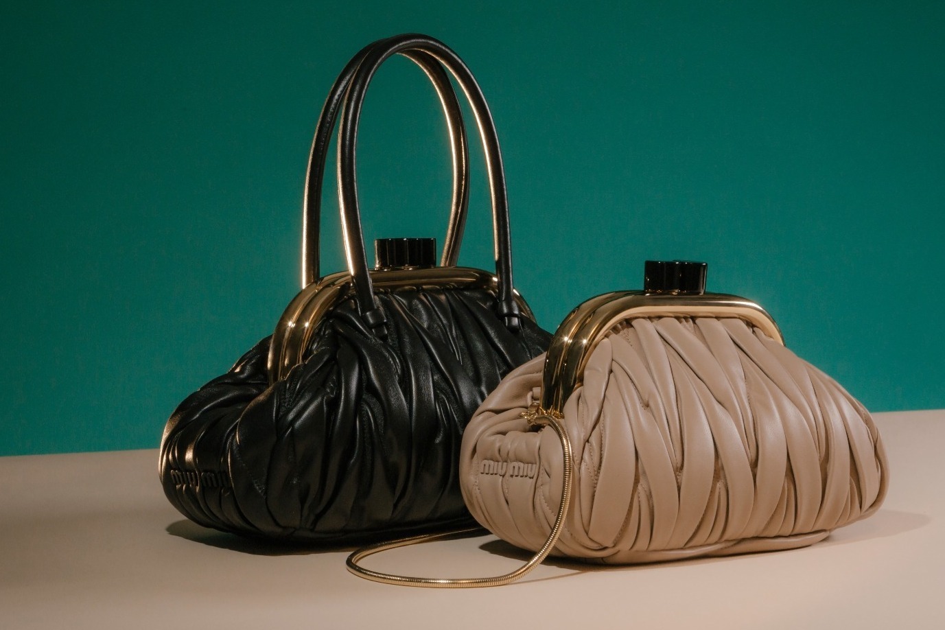 ミュウミュウの20年秋冬バッグ「ミュウ ベル」“マテラッセ”を大胆に配