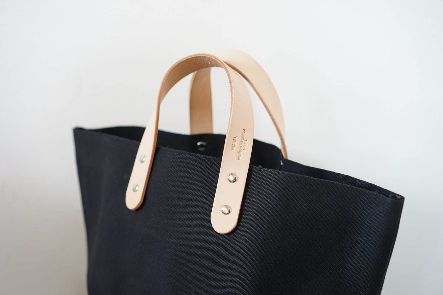 トリコ・コム デ ギャルソン×テンベアのニット装飾キャンバストート