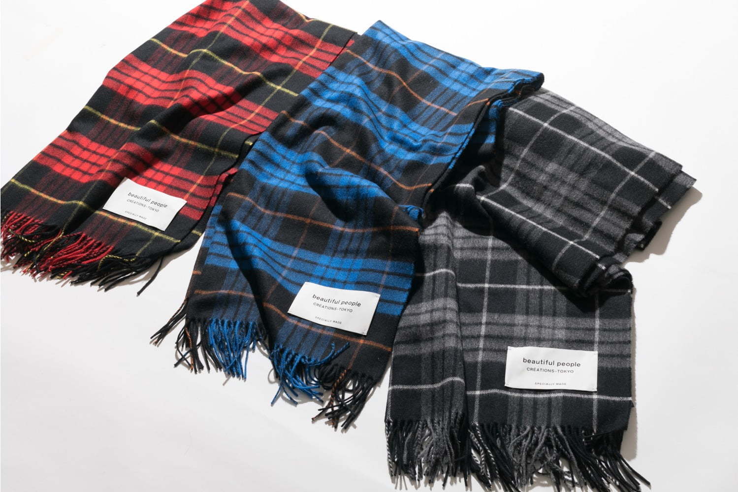 ビューティフルピープル×ジョンストンズのカシミヤストール、手作業で