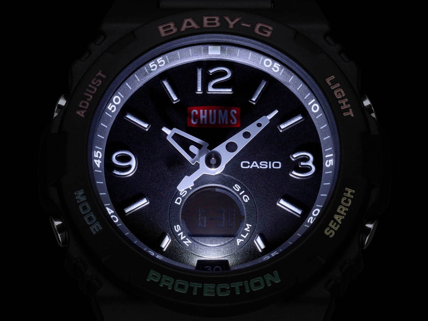 BABY-G×チャムスの腕時計、レインボーカラーをフェイスに - “寝袋型
