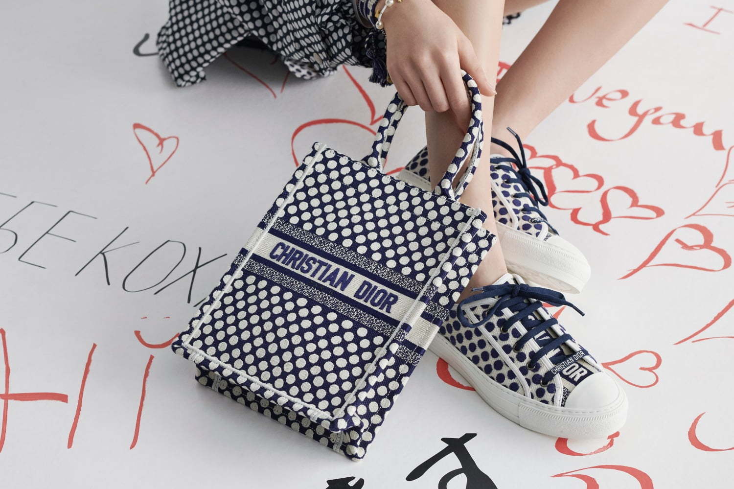 ディオールから青いポルカドットの「ブック トート」「ジャディオール
