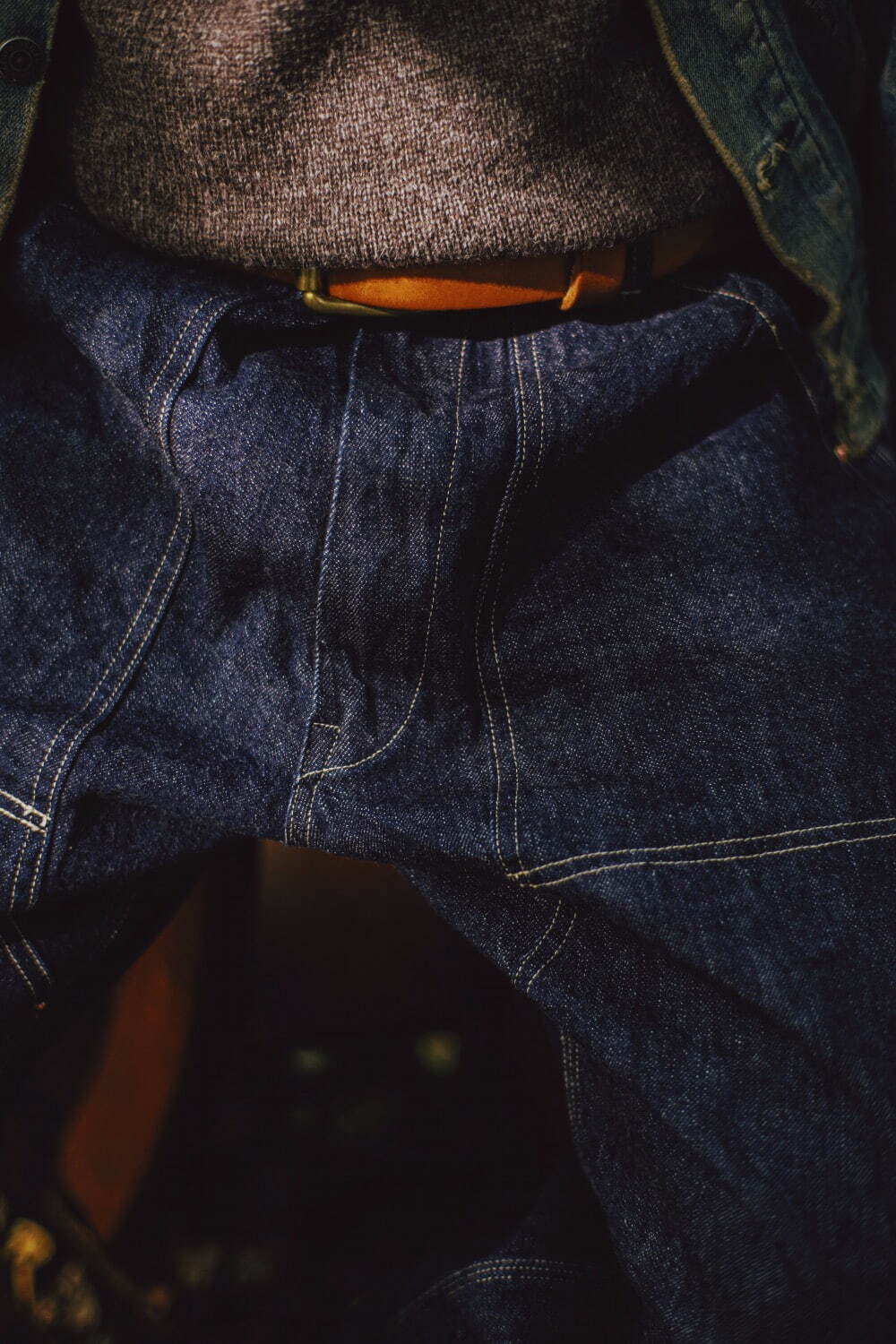 コモリのレショップ限定デニムペインターパンツ、タフなデザインを