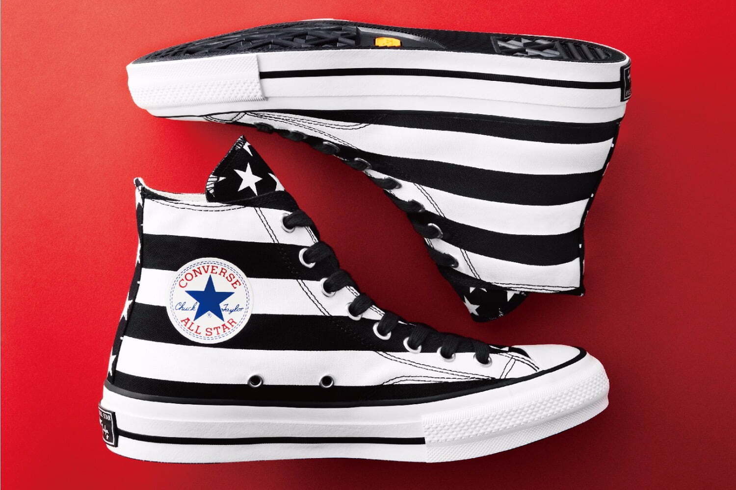 コンバース アディクト“モノトーンの星条旗柄”スニーカー、大胆な星柄