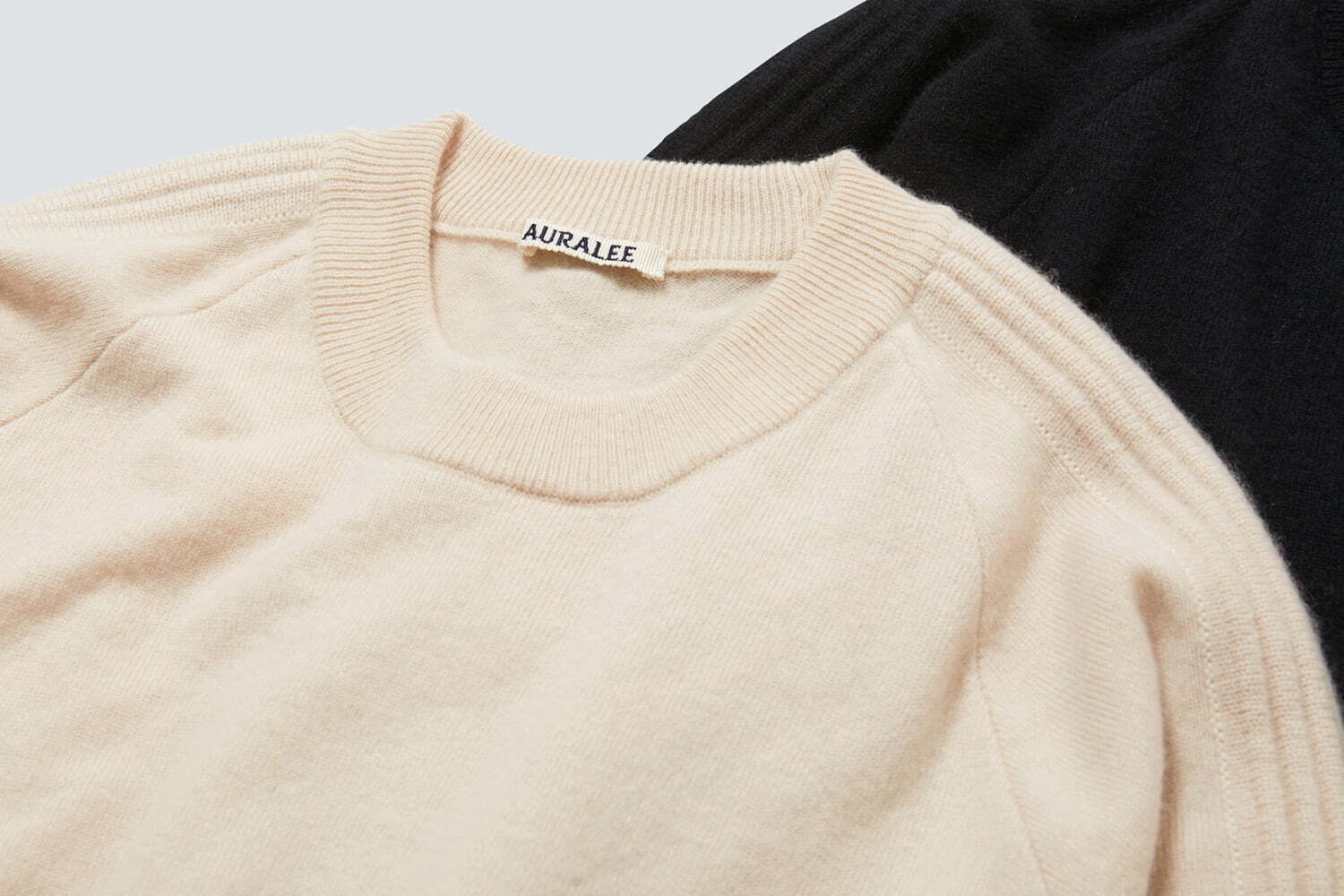 オーラリーの別注カシミアニット、「トキオン ザ ストア」から - 希少