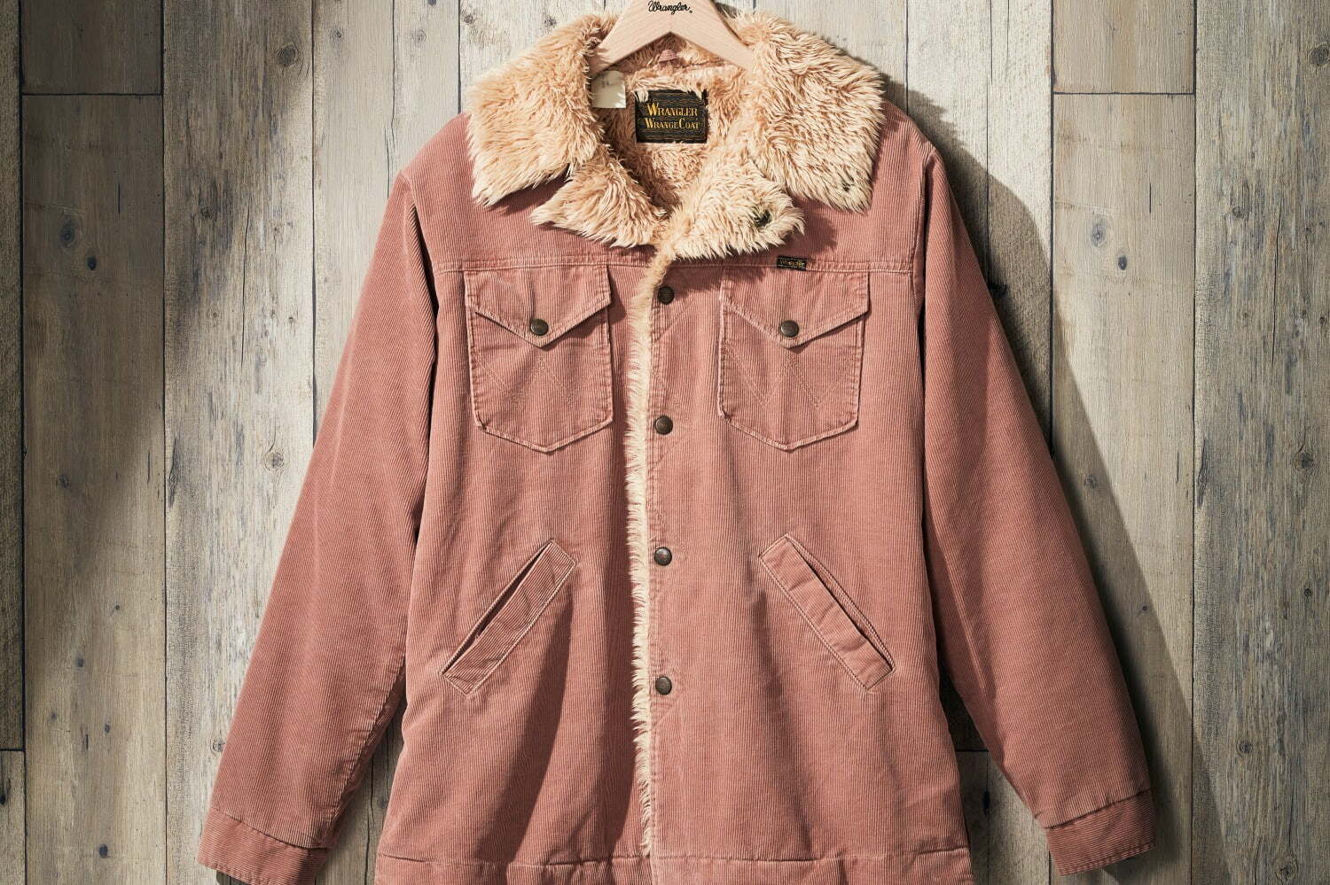 ラングラー×N.ハリウッドの人気コラボ「ランチコート」復刻、自然な色