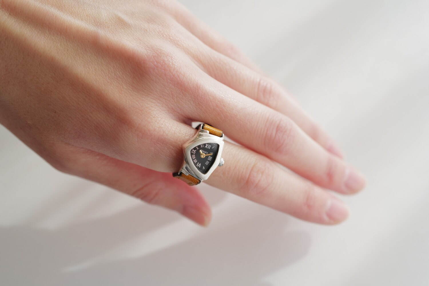 指時計”ブランド「モコ」指輪感覚で楽しめる新感覚ウォッチ、“宝石風