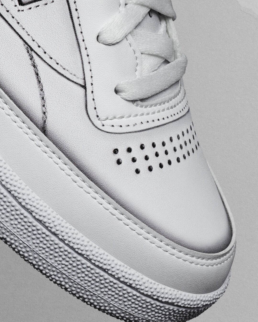 メゾン マルジェラ × リーボックの新作スニーカー「クラブ シー」の