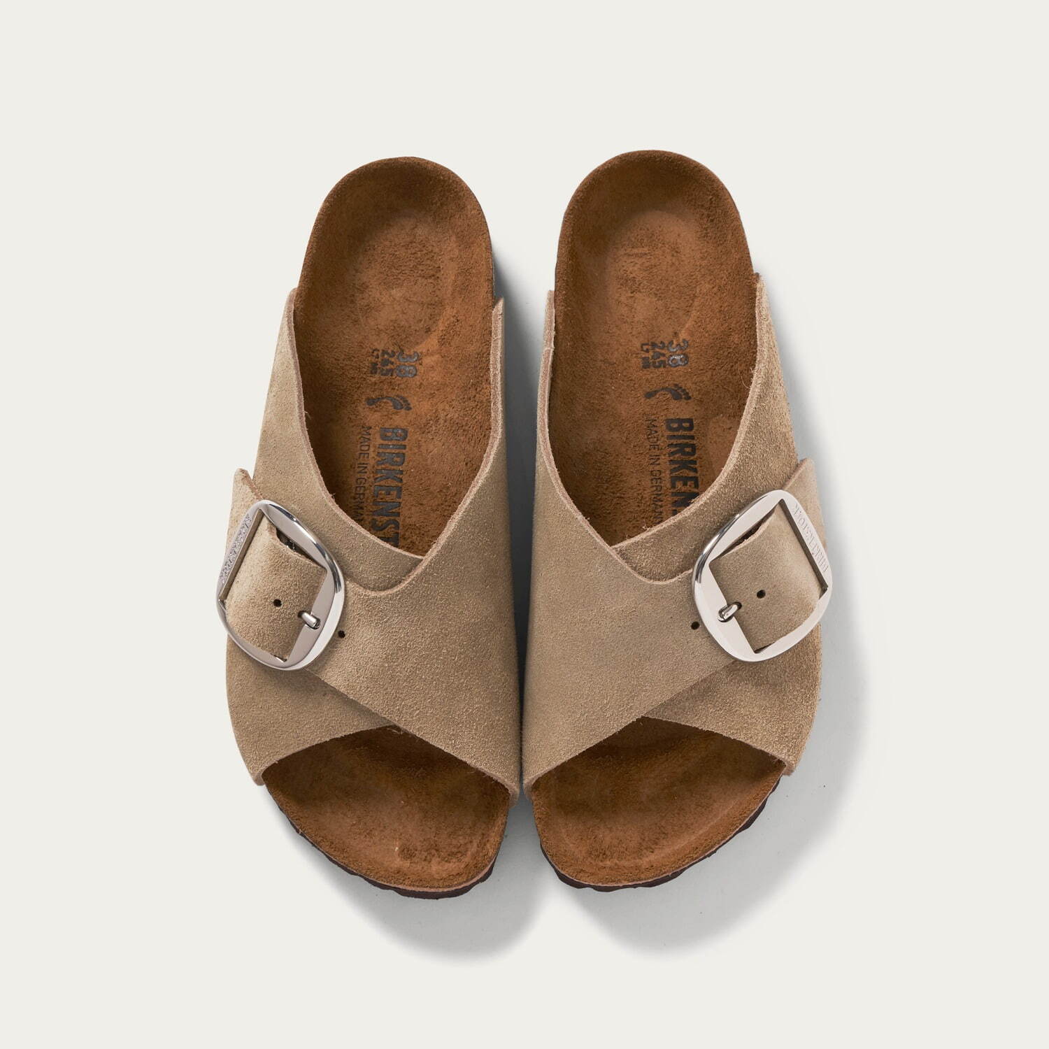 ビルケンシュトック“ビッグバックル”のスエードサンダル「アローサ
