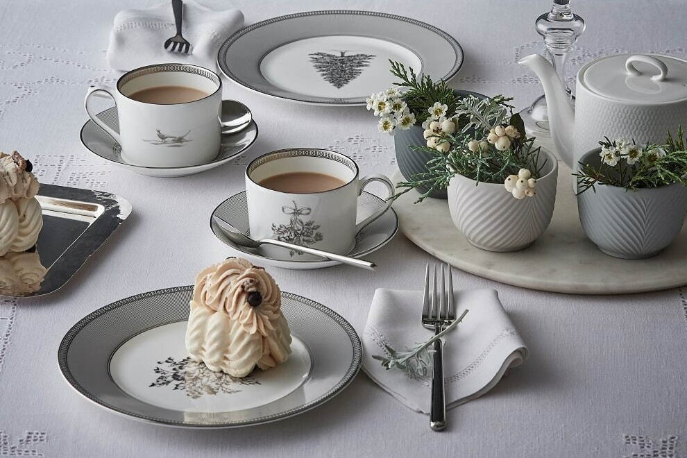 ウェッジウッド限定「ウィンター ホワイト」ツリー＆ヒイラギが輝く