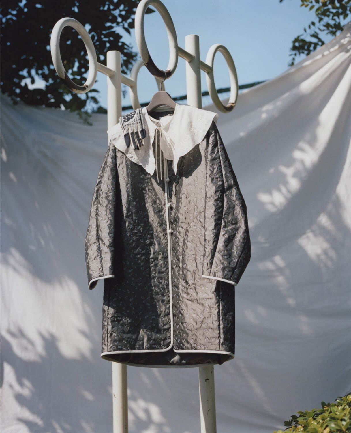 マメ クロゴウチ“金木犀”の小花柄を散りばめたコートやセーター