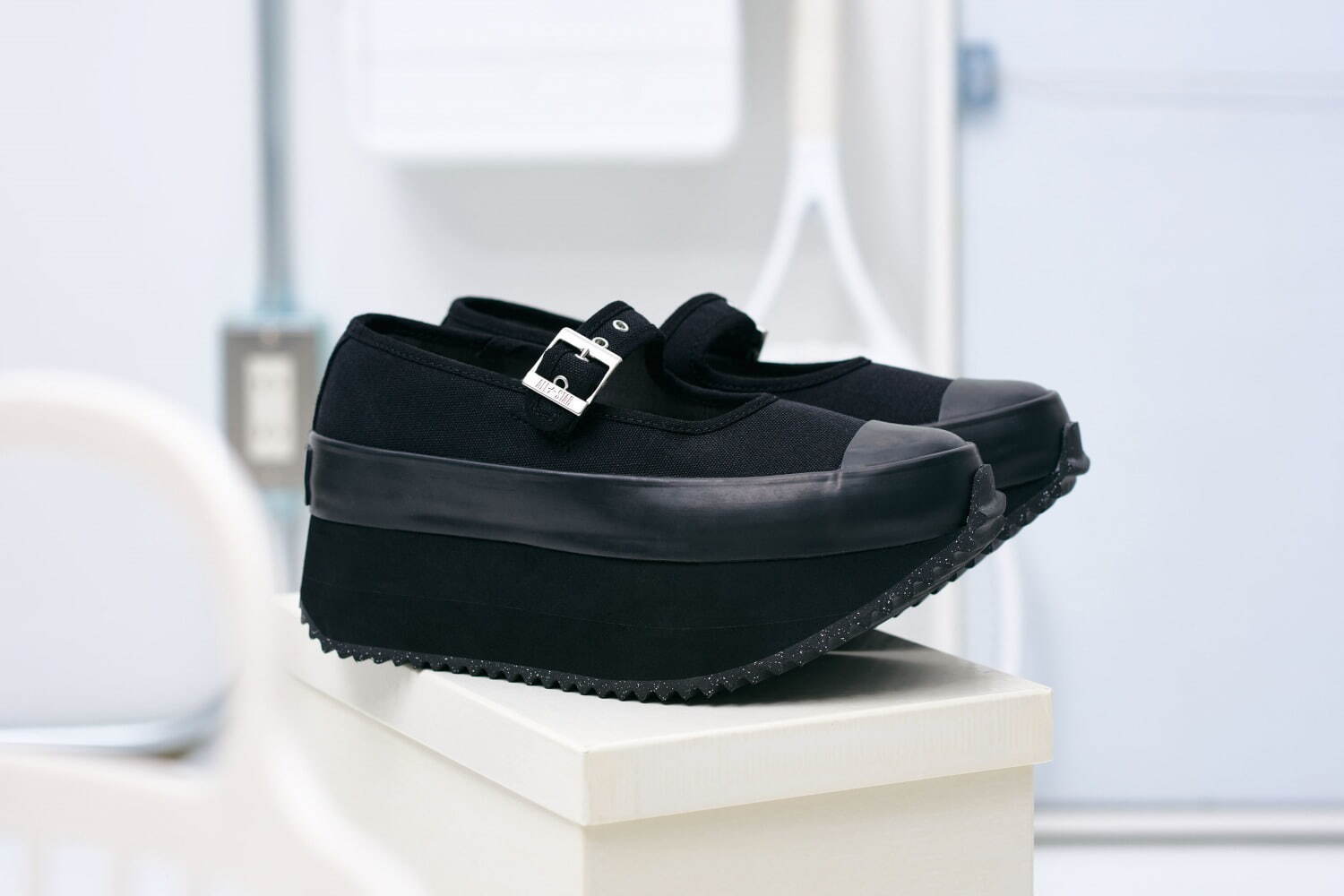 コンバース「オールスター」新作“舟形”の厚底スニーカー、ストラップ