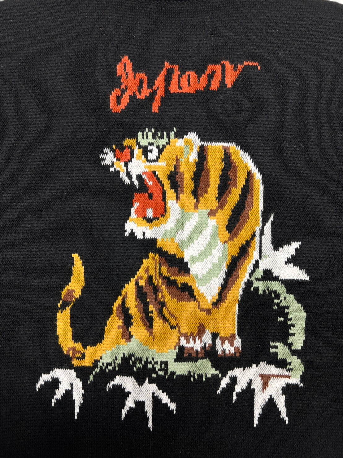 ティー×ダイリクのコラボウェア、“虎と龍”あしらったニットポロや国旗