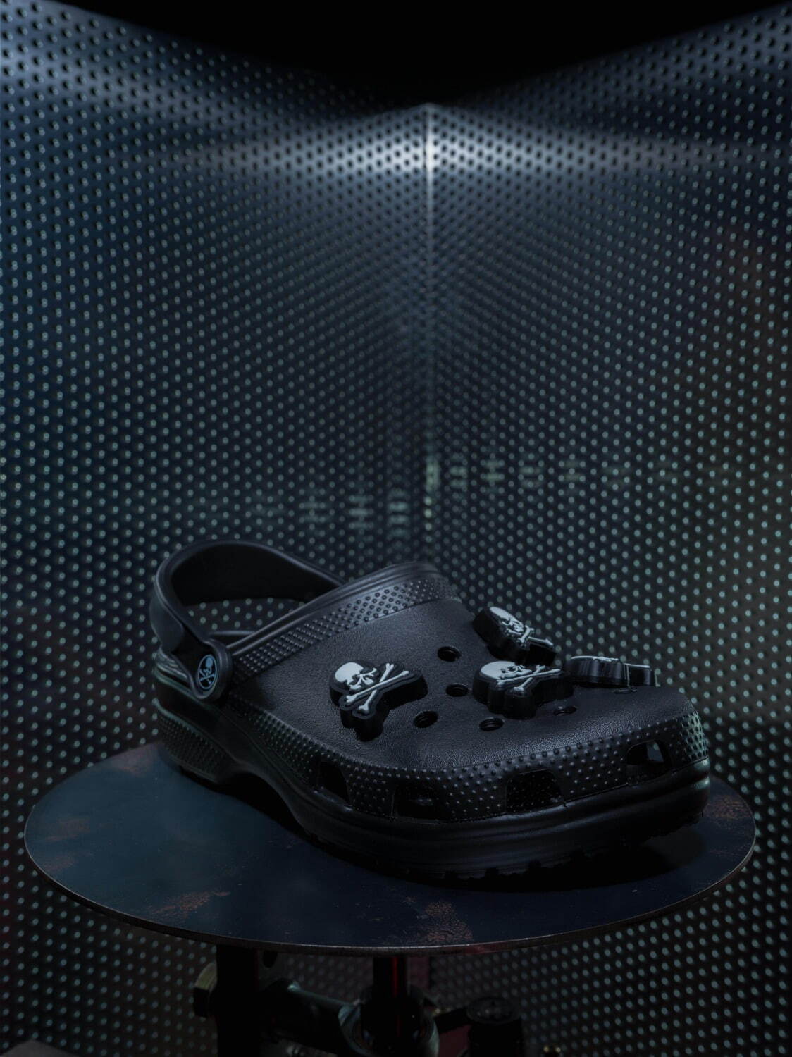 マスターマインド・ジャパン×クロックスのコラボサンダル、“スカル型