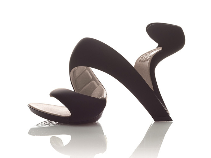 シューズ界の革命「モヒート」 - ジュリアン・ヘイクスの”底のない靴