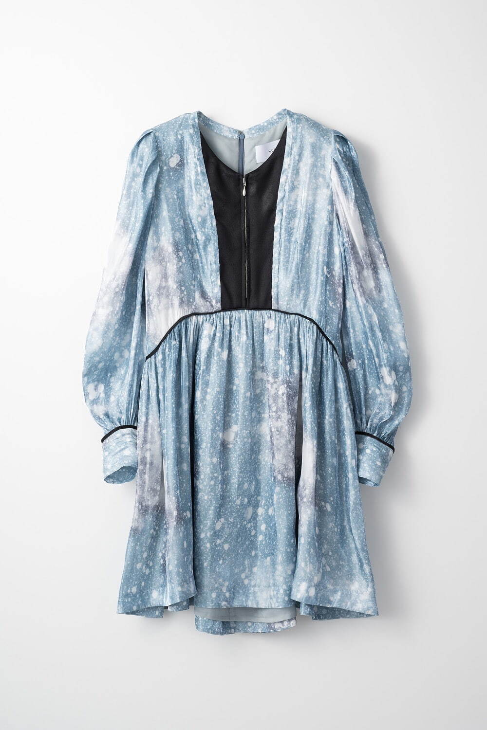 ミューラル“雪降りそそぐ”ロングドレス＆光沢をまとうプリーツスカート