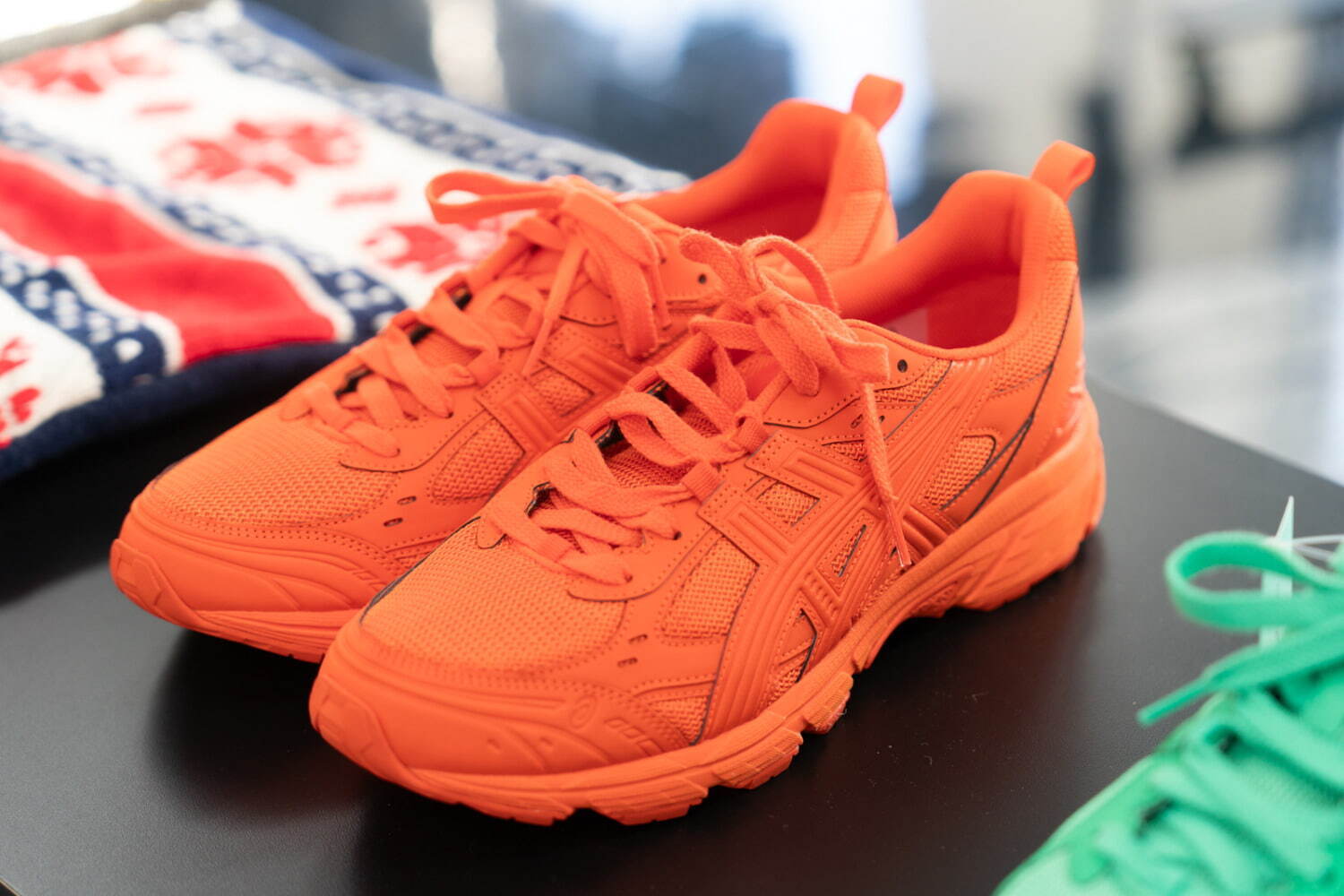 コム デ ギャルソン・シャツ×アシックス”鮮やかワントーン”のコラボ