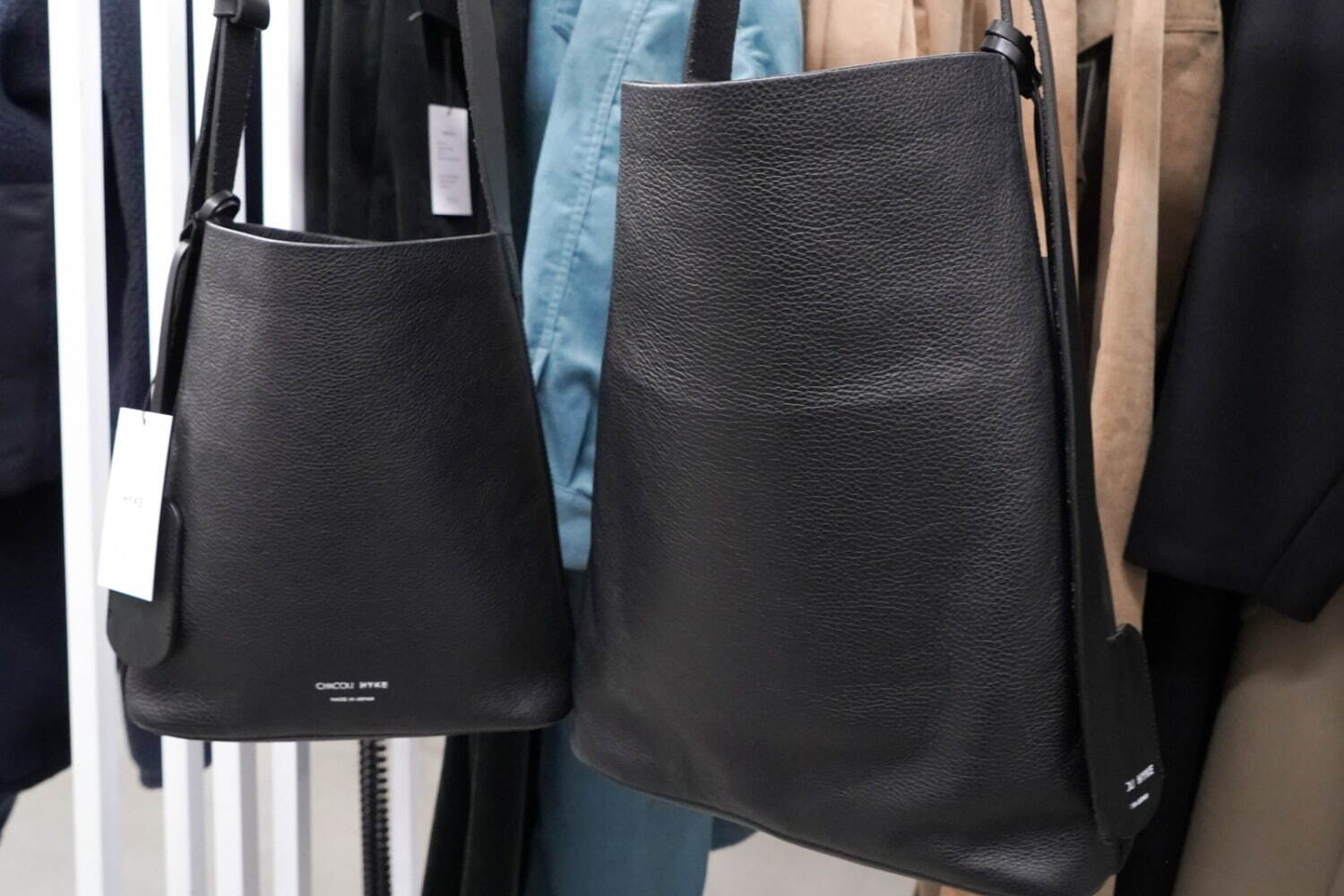 ハイク×チャコリのコラボバッグ - 柔らかなラムスキンのレザー