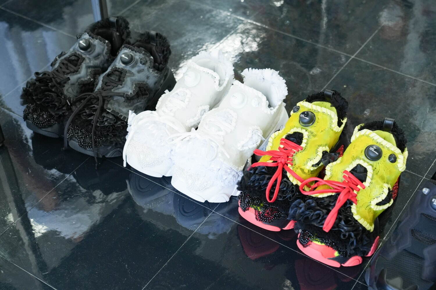 ノワール ケイ ニノミヤ×リーボック“花やフリル”を装飾したスニーカー