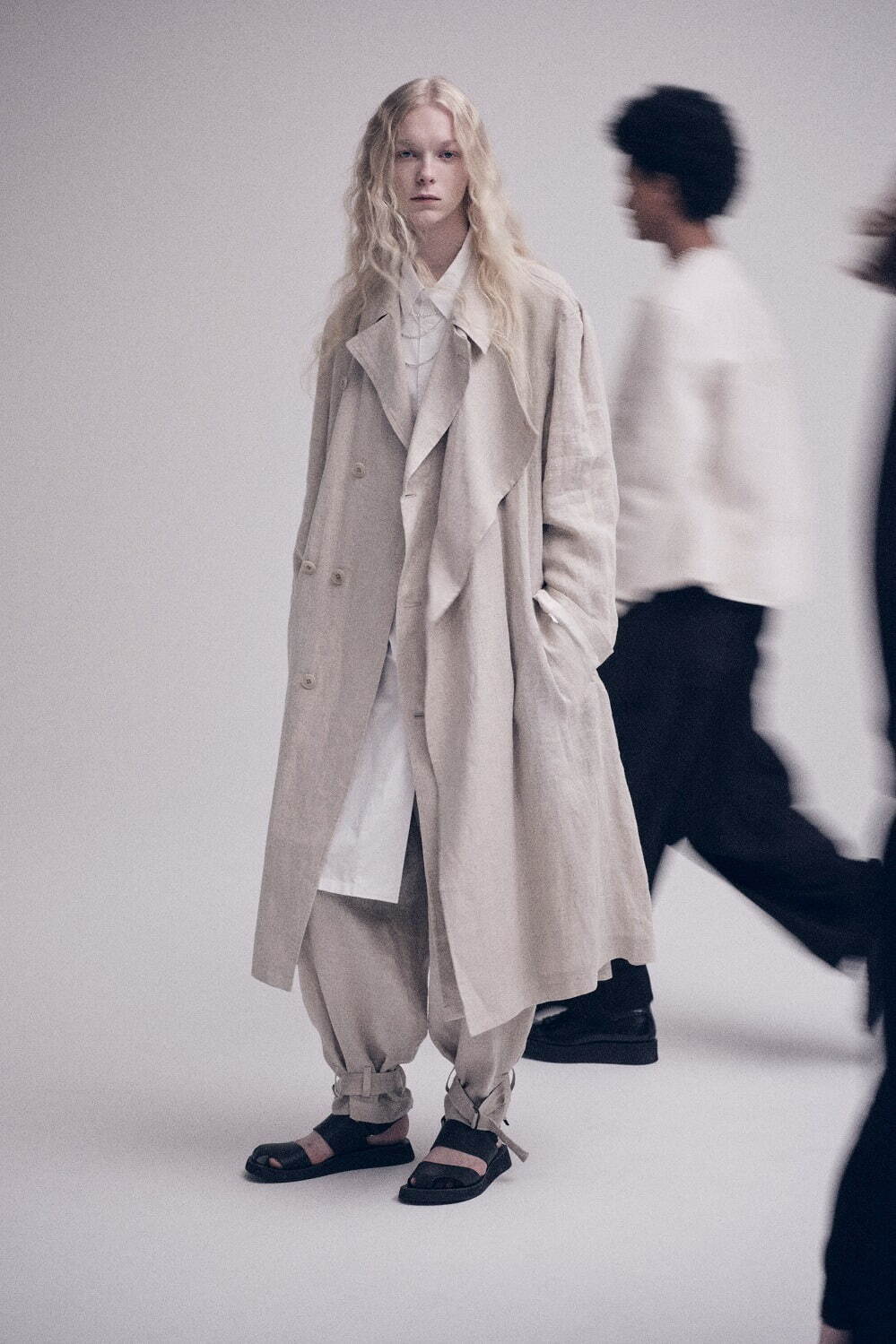 ヨウジヤマモト「S'YTE」24年春夏ウェア、ガーゼのロングコートや“ヤシ