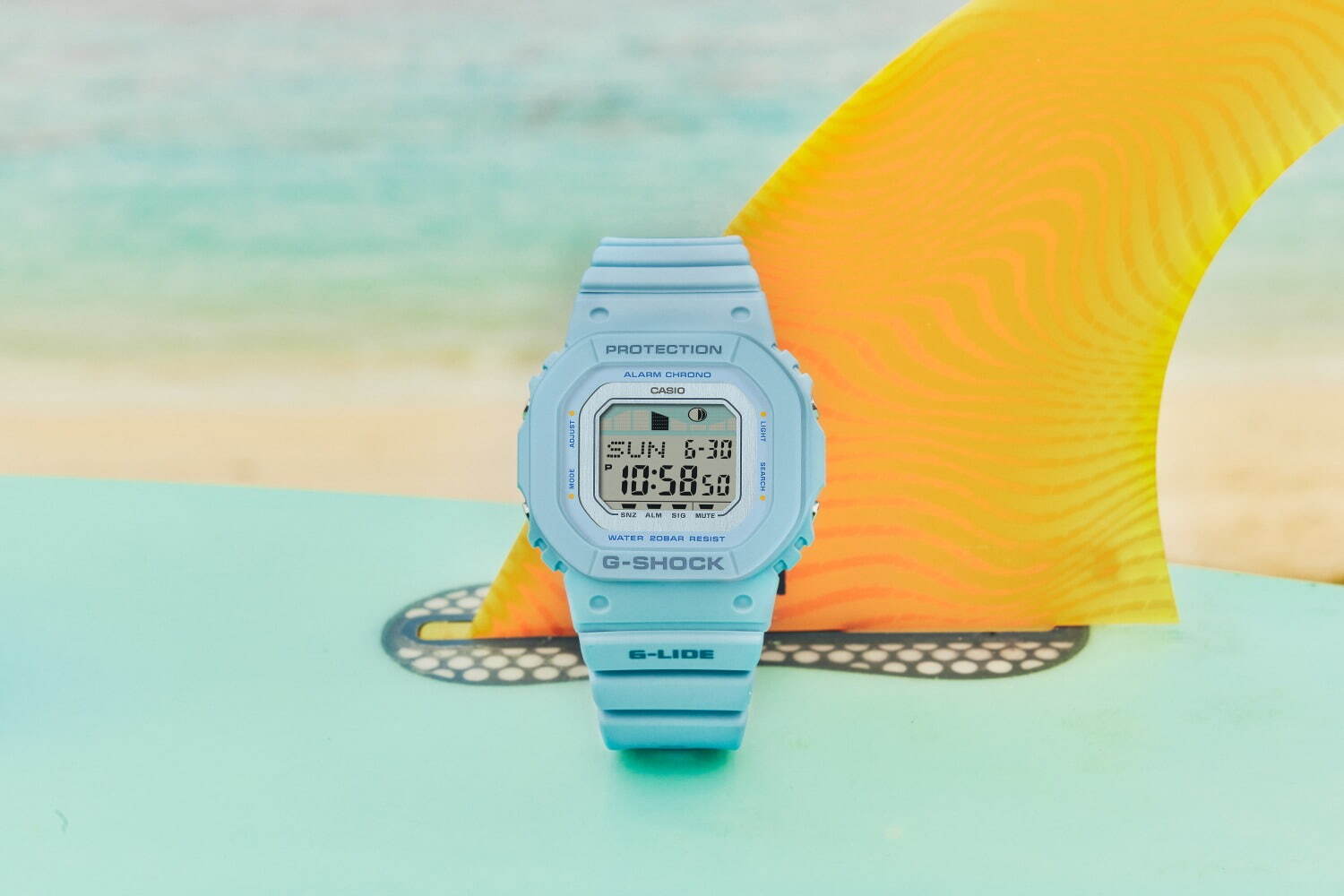 G-SHOCKの腕時計「G-LIDE」小型モデル、“ビーチ”着想のライトブルー