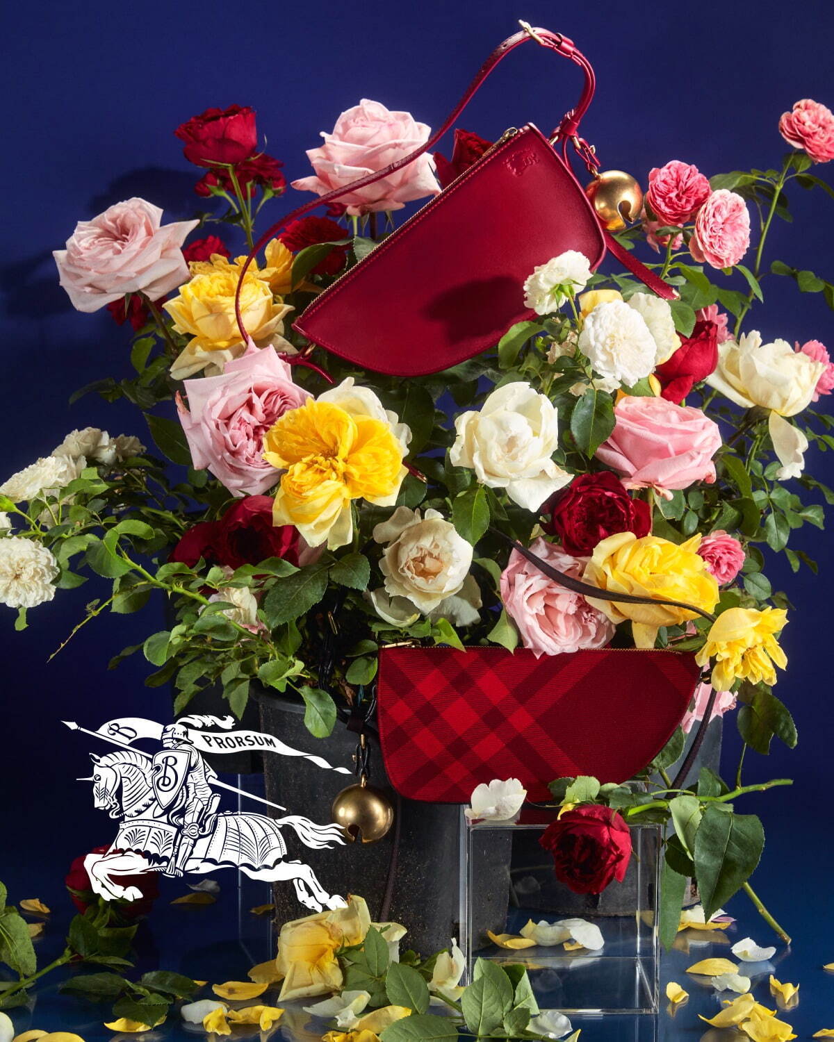 バーバリーのクリスマス2023、チェック柄カシミアスカーフや「馬上の