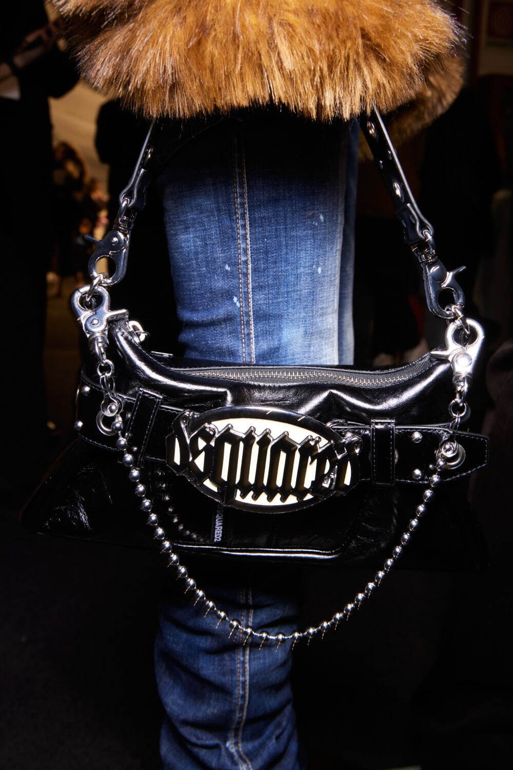 ディースクエアード23年秋冬新バッグ、ゴシック調ロゴのバックルベルト