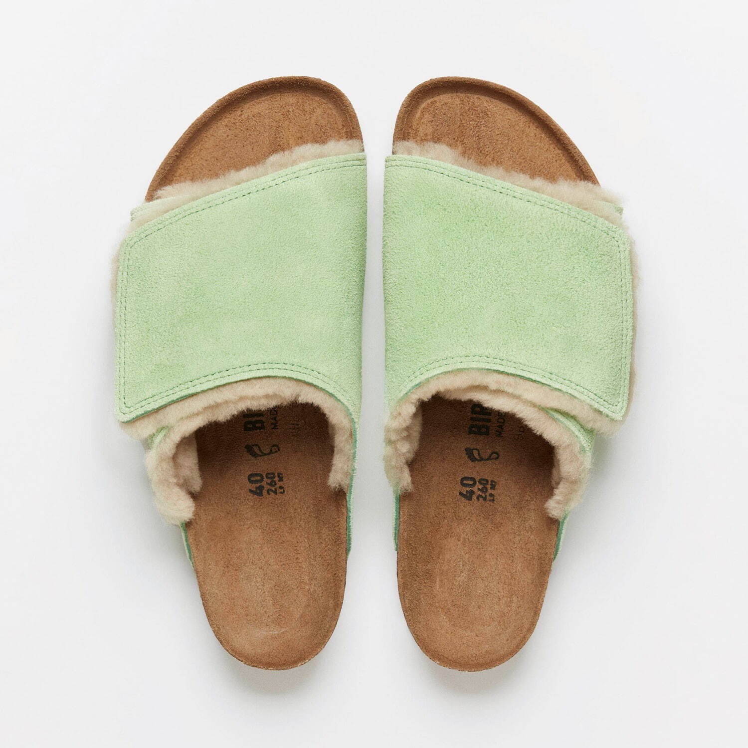 ステューシー＆ビルケンシュトックのスエードサンダル、アッパーに