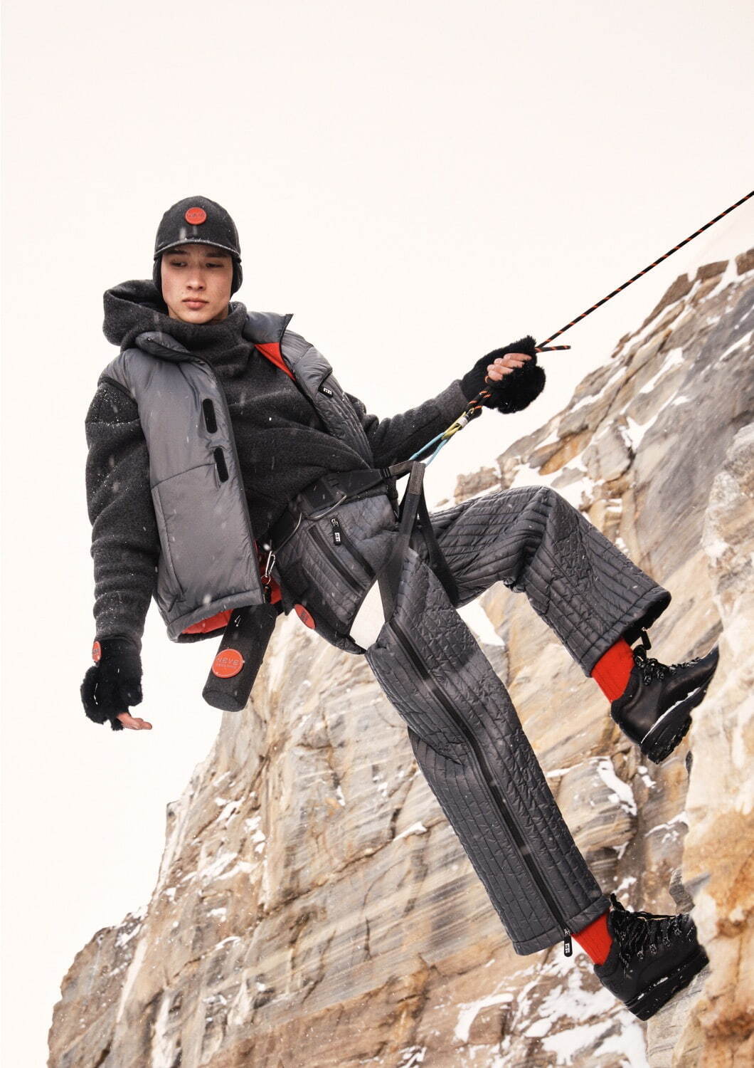 ジョルジオ アルマーニ ネーヴェ、オーバーサイズのダウンジャケット