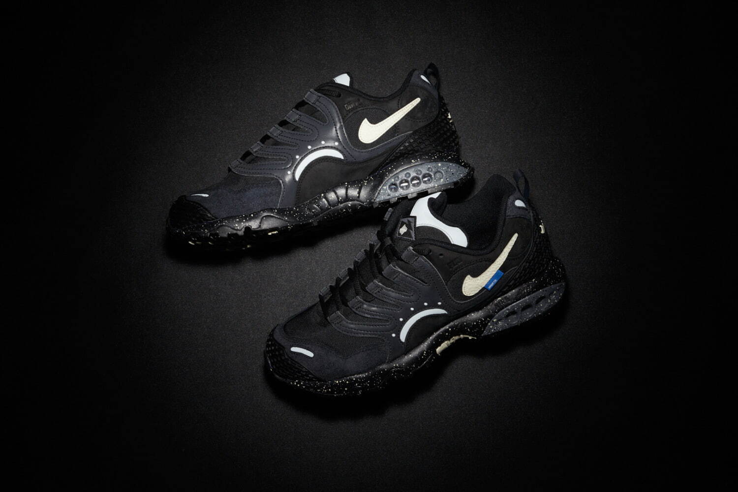 ナイキ×アンディフィーテッド「エア テラ フマラ」スニーカー、異素材