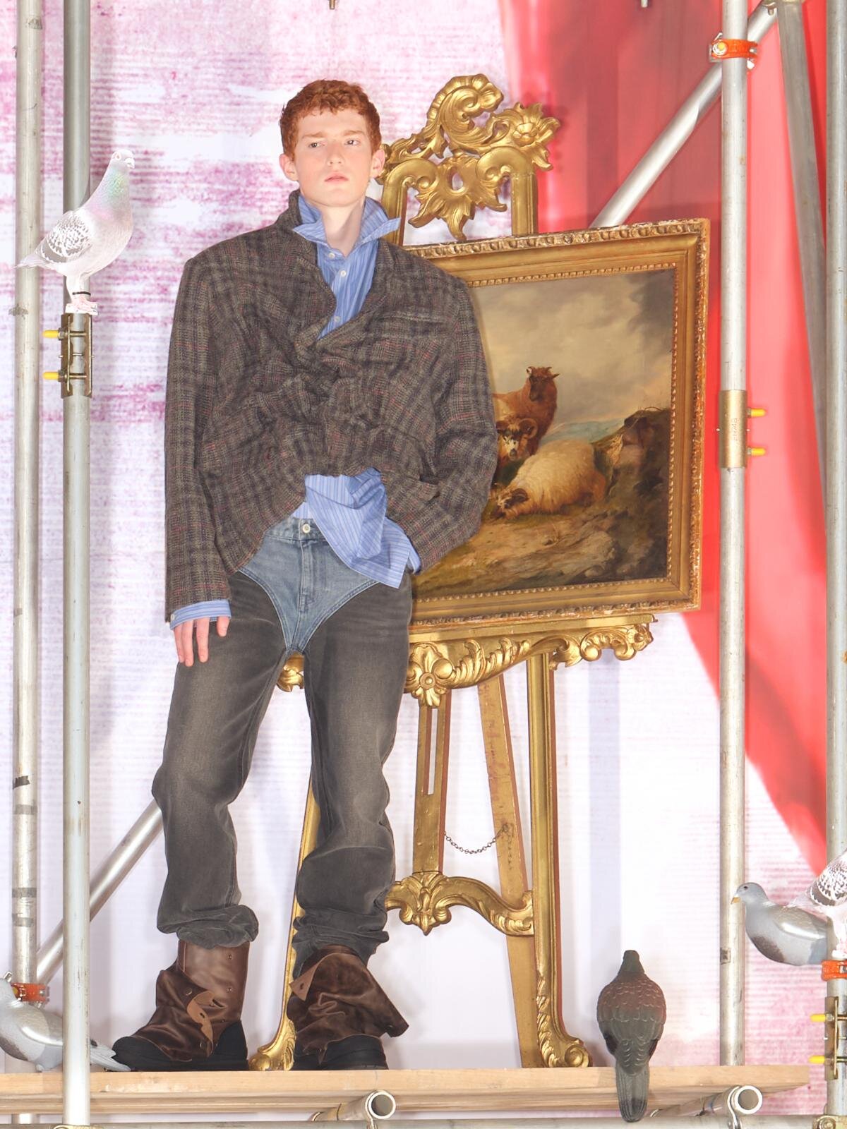 H&M×グレン・マーティンス、“自由に変形”コートやだまし絵プリントの