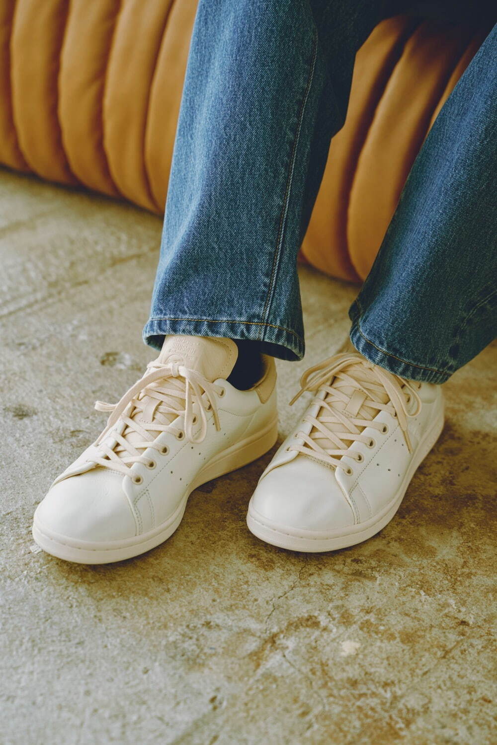 アディダス オリジナルスのスニーカー「スタンスミス ラックス」濃淡