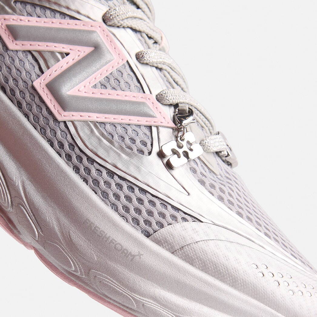 ガニー×ニューバランス“蝶のチャーム付き”スニーカー、淡いピンクを配