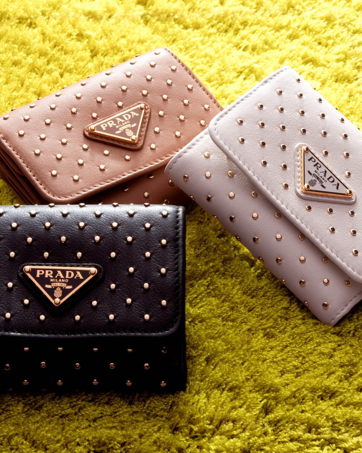 写真11/15｜プラダ24年冬ウィメンズ財布、スタッズ散りばめたホワイト