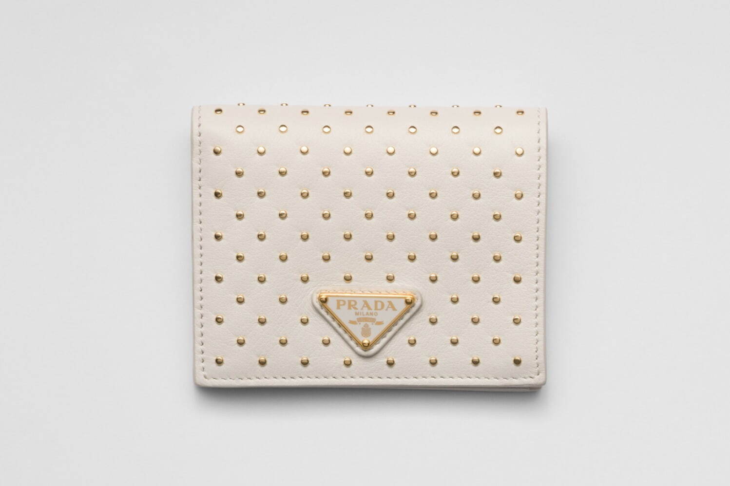 プラダ24年冬ウィメンズ財布、スタッズ散りばめたホワイトレザーの二