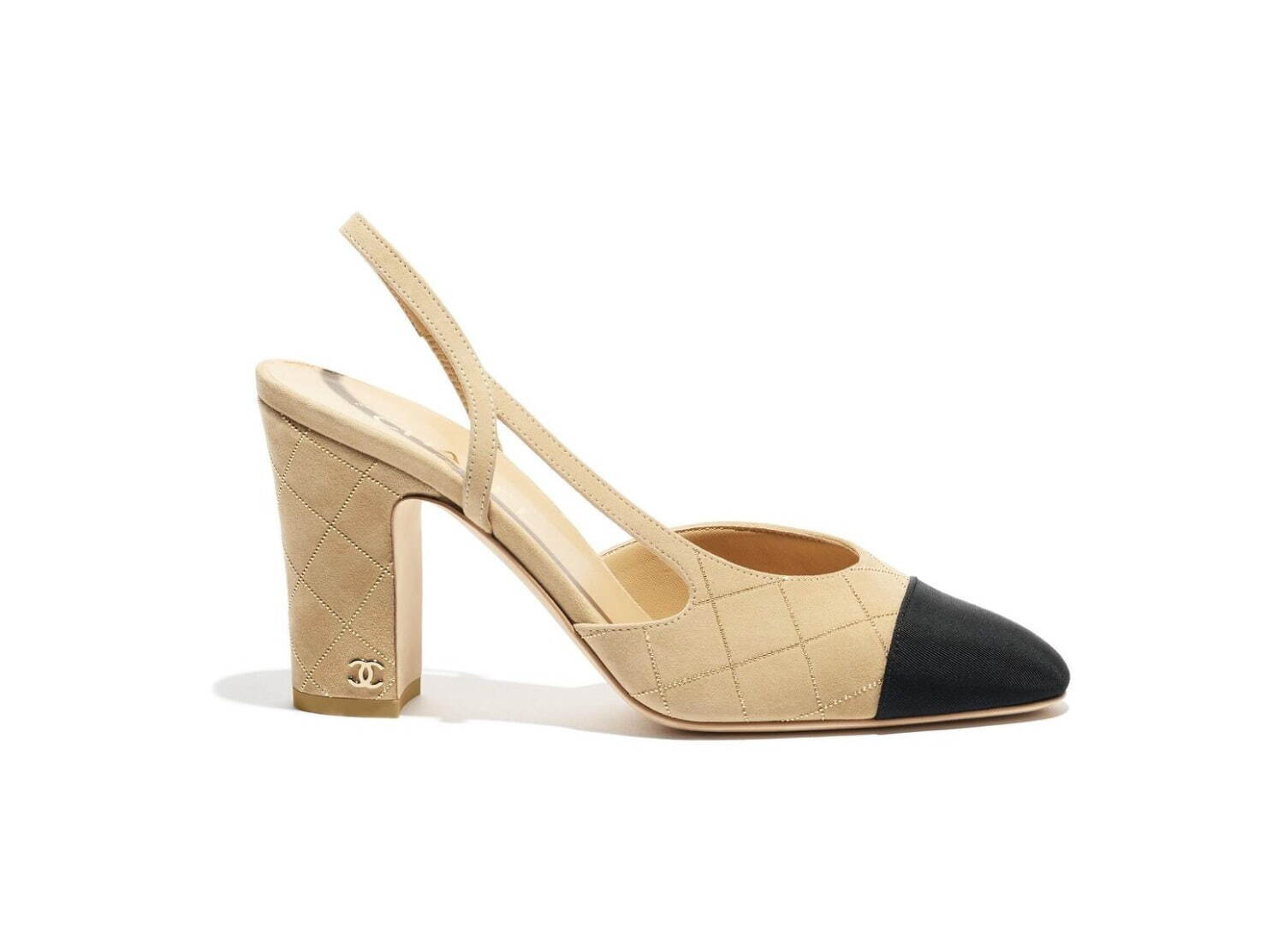 シャネル “キルティング”のスリングバック シューズ、艶やかなブラック