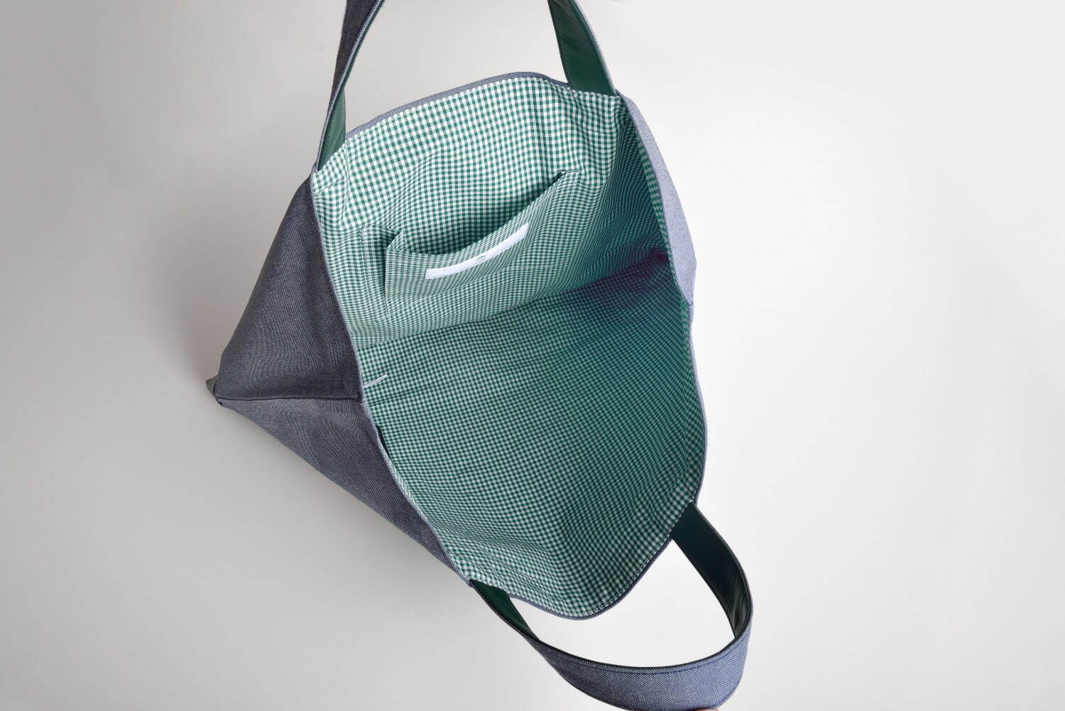 ファミリア×ホテル椿山荘東京のデニムバッグ、ホテル制服姿のクマ