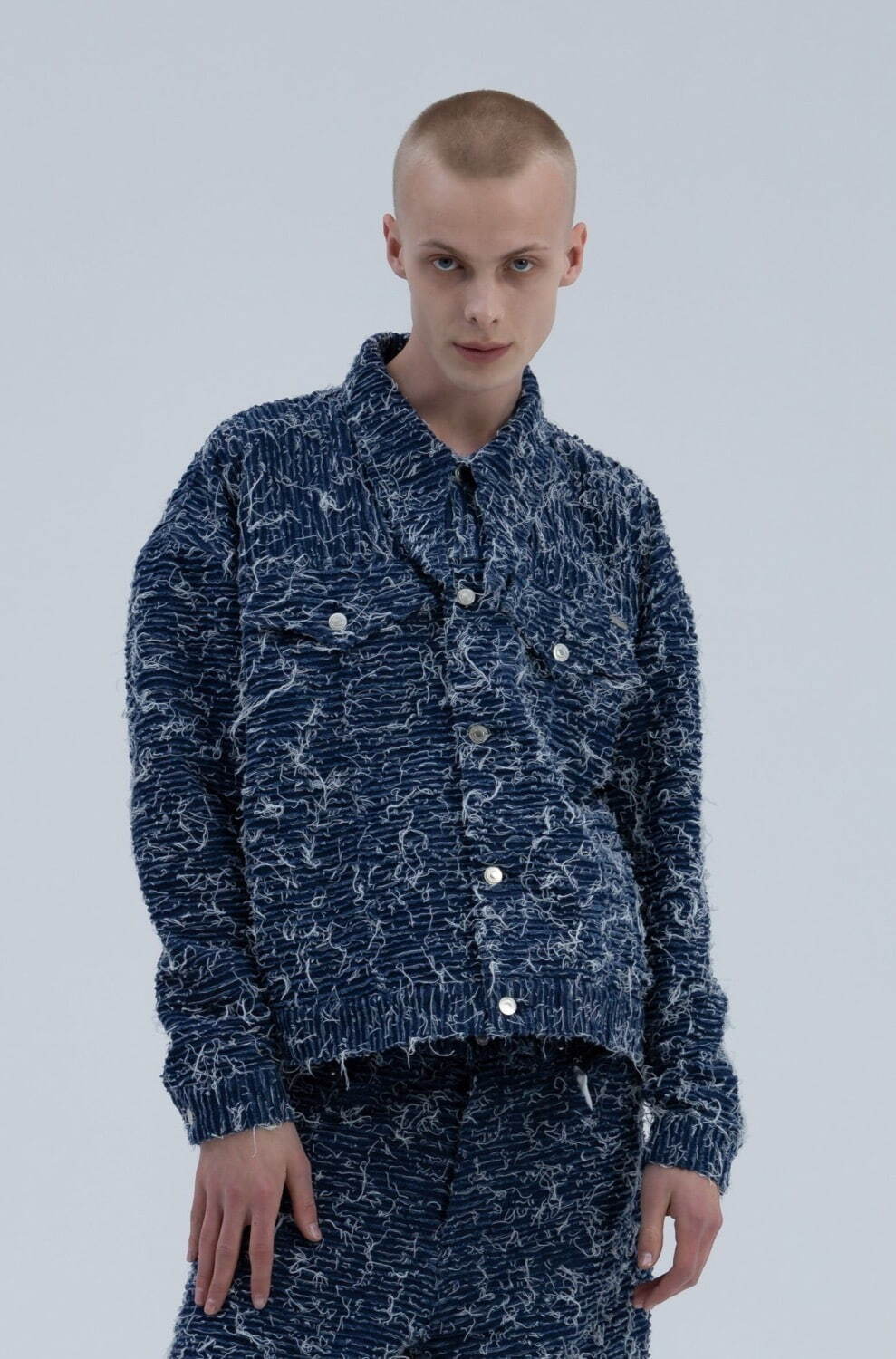 ミカゲ シンの24年秋冬、“全面フリンジ”のデニムジャケット＆ムラ染め