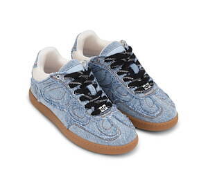 ガニー“蝶モチーフ”のステッチ入りスニーカー、隠しインソールで脚長