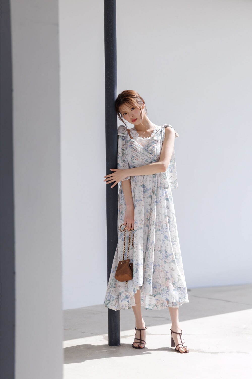 スナイデルの夏ワンピース、ひだまりイエローの刺繍キャミワンピ